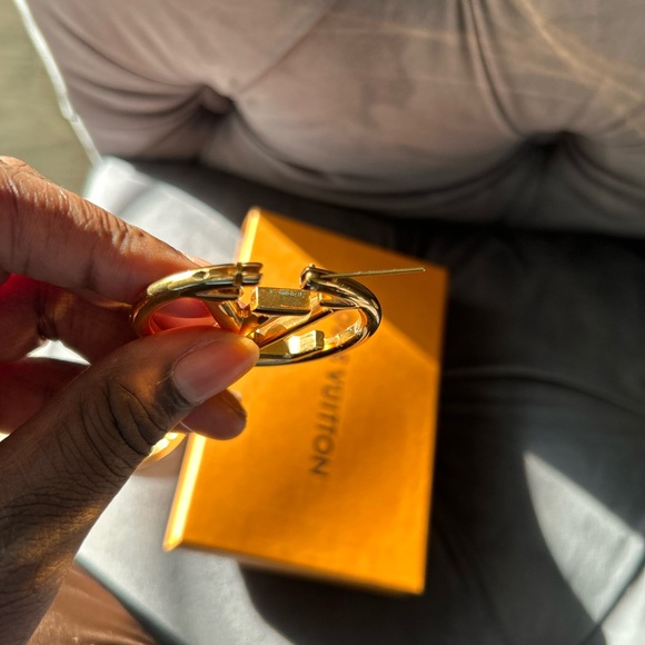 Louise Hoop Louis Vuitton Earrings - Picture 13 of 16